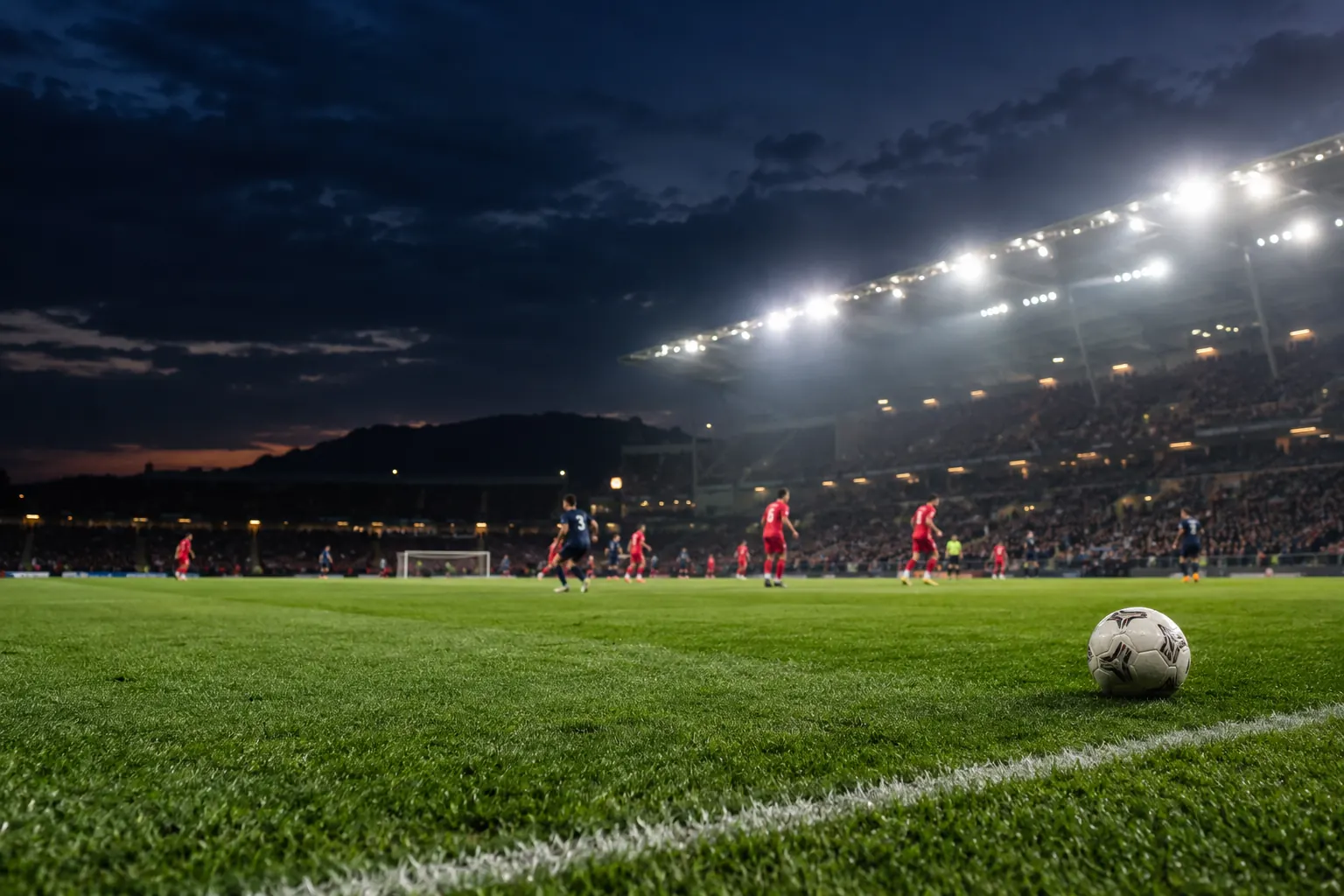Fotballbane under flomlys en sen kveld