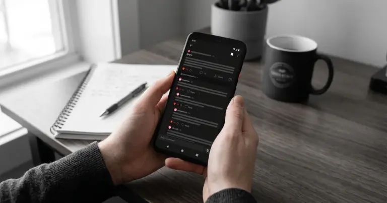 Hender holder smartphone med Reddit-tråd om iptv norge forum