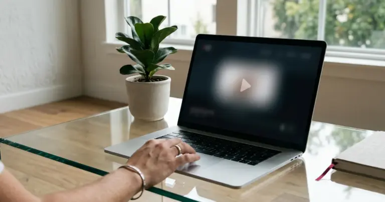 Bærbar PC på glassbord viser en avspiller, iptv player windows på skjermen
